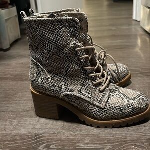 Never worn Sonoma boots